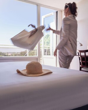 Escritorio y espacio para trabajar con laptop