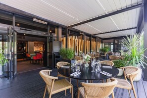 Se sirven almuerzos y cenas, cocina francesa