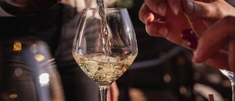 Une personne qui verse du vin dans un verre.