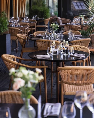 Se sirven almuerzos, cenas y cocina francesa . Brit Hotel Saint Brieuc