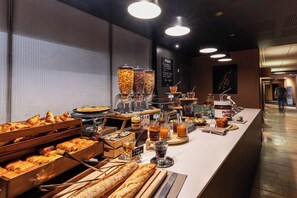 Tägliches Frühstücksbuffet (12.50 EUR pro Person)