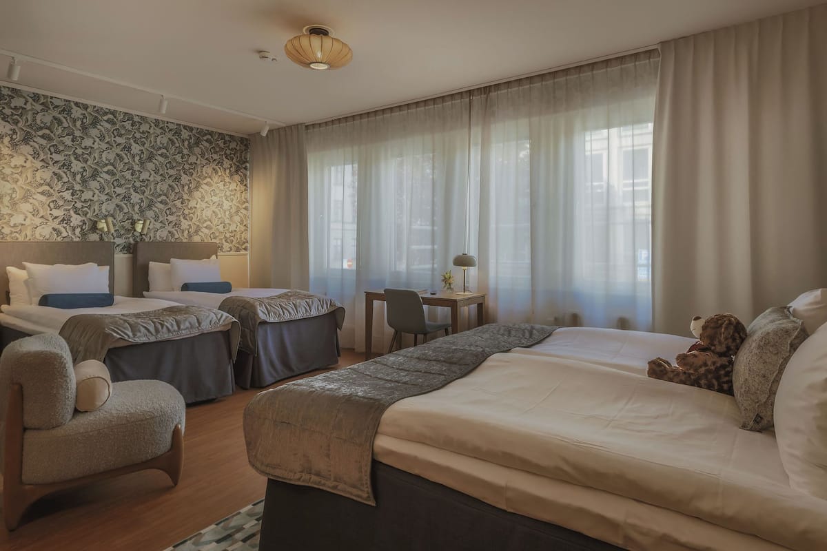 Premium Quadruple Room | Ofnæmisprófaður sængurfatnaður, míníbar, öryggishólf í herbergi