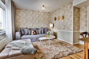 Peralatan tempat tidur hipoalergenik, bar mini, peti besi dalam bilik 