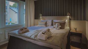 Suite | Hypo-allergenic bedding available, minibar, in-room safe