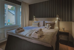 Hypo-allergenic bedding available, minibar, in-room safe