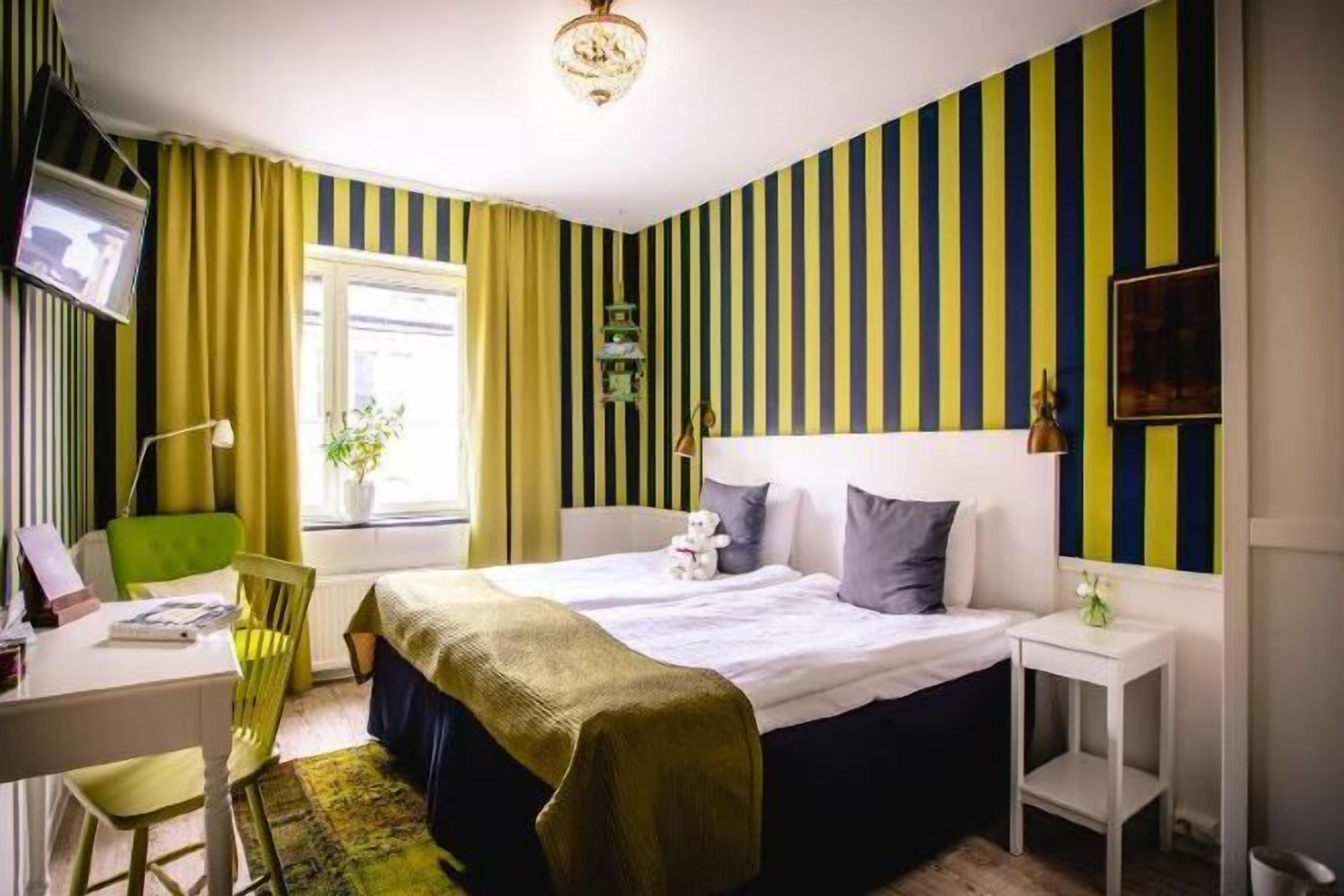 Hypo-allergenic bedding, minibar, in-room safe, individually furnished