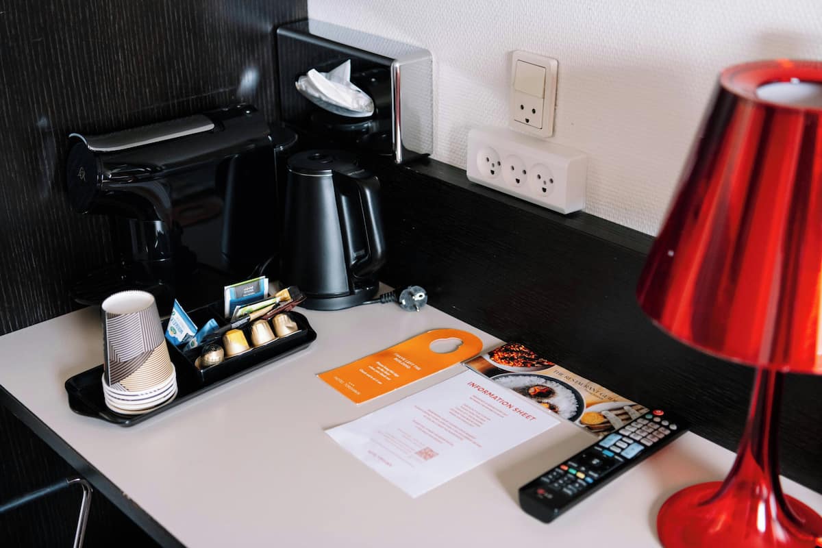 Chambre avec lits jumeaux | Literie hypoallergénique, bureau, fer et planche à repasser