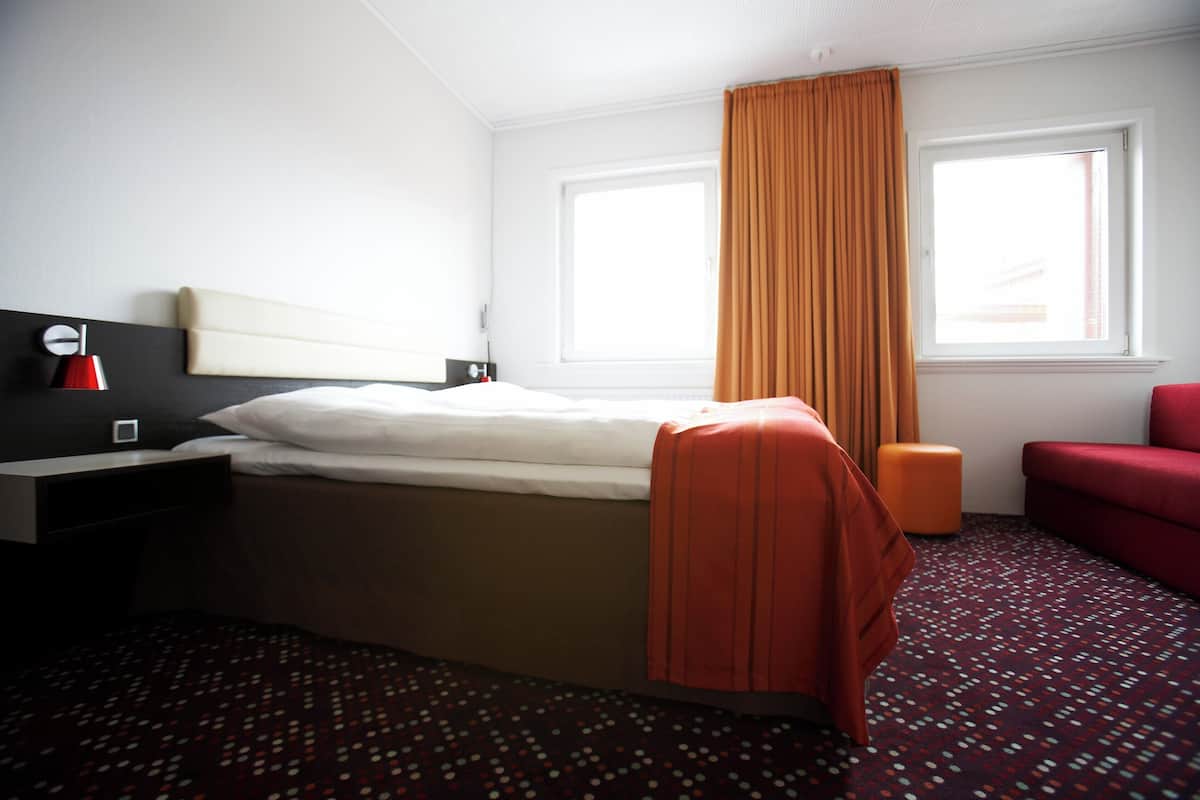 Medium Room | Hypo-allergenic bedding, desk, iron/ironing board, free WiFi