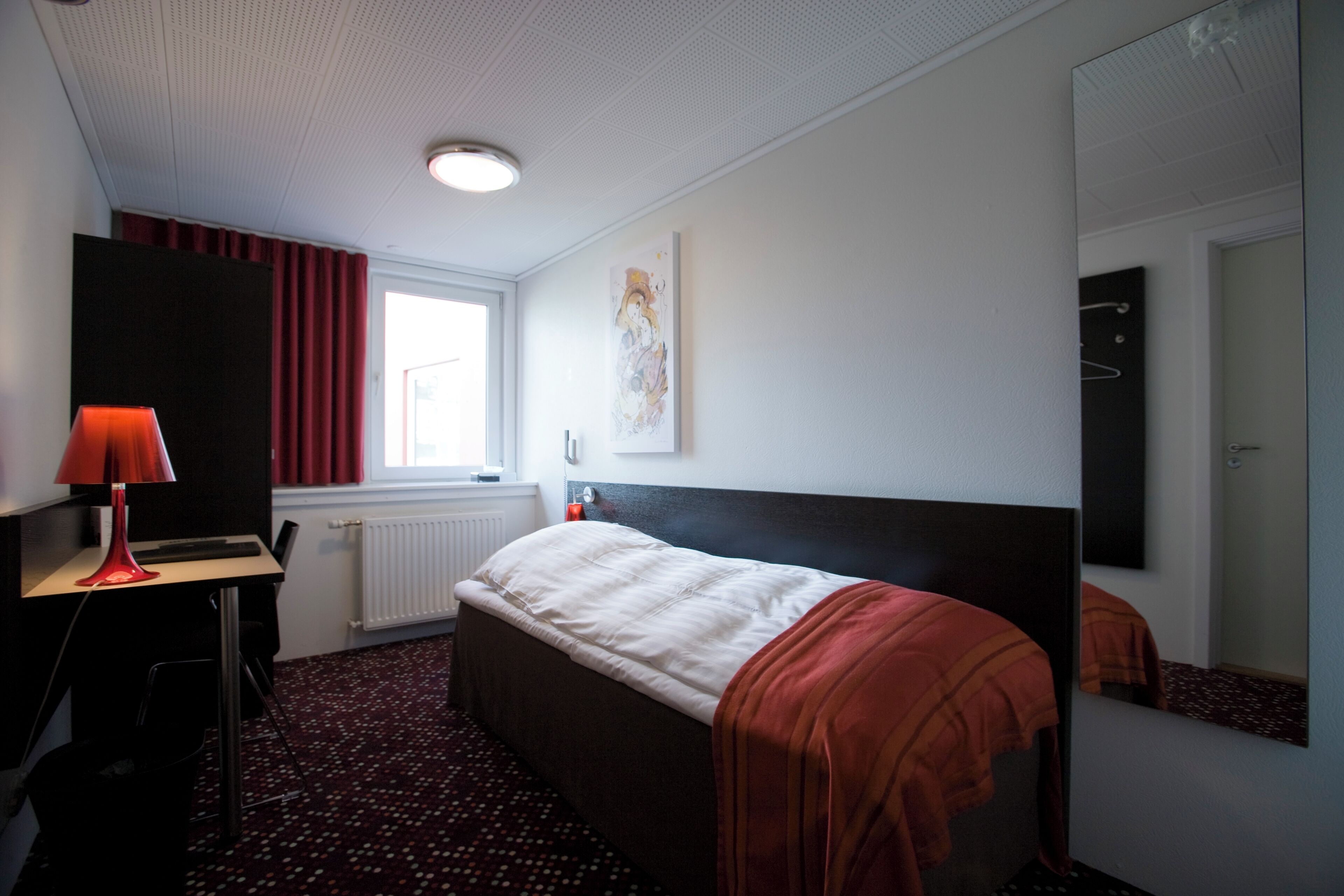Twin Room | Hypo-allergenic bedding, desk, iron/ironing board, free WiFi