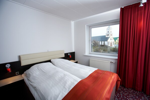 Medium Room with Sea View | Hypo-allergenic bedding, desk, iron/ironing board, free WiFi