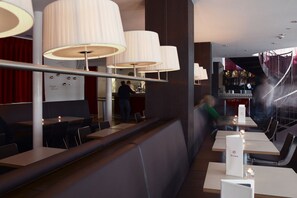 Serveert ontbijt, lunch en diner