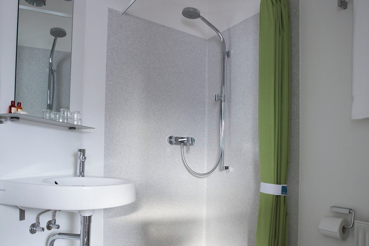 Large Room with Sea View | Bathroom | Shower, free toiletries, hair dryer, towels