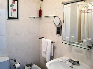 Hierova suihkupää, ilmaiset hygieniatuotteet, hiustenkuivaaja, bidee