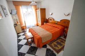 Kahden hengen huone (yksi tai kaksi sänkyä) | Työpöytä, ilmaiset vauvansängyt, ilmainen Wi-Fi, vuodevaatteet