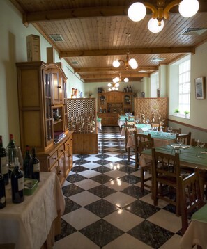 Breakfast, lunch, dinner served; Regional cuisine