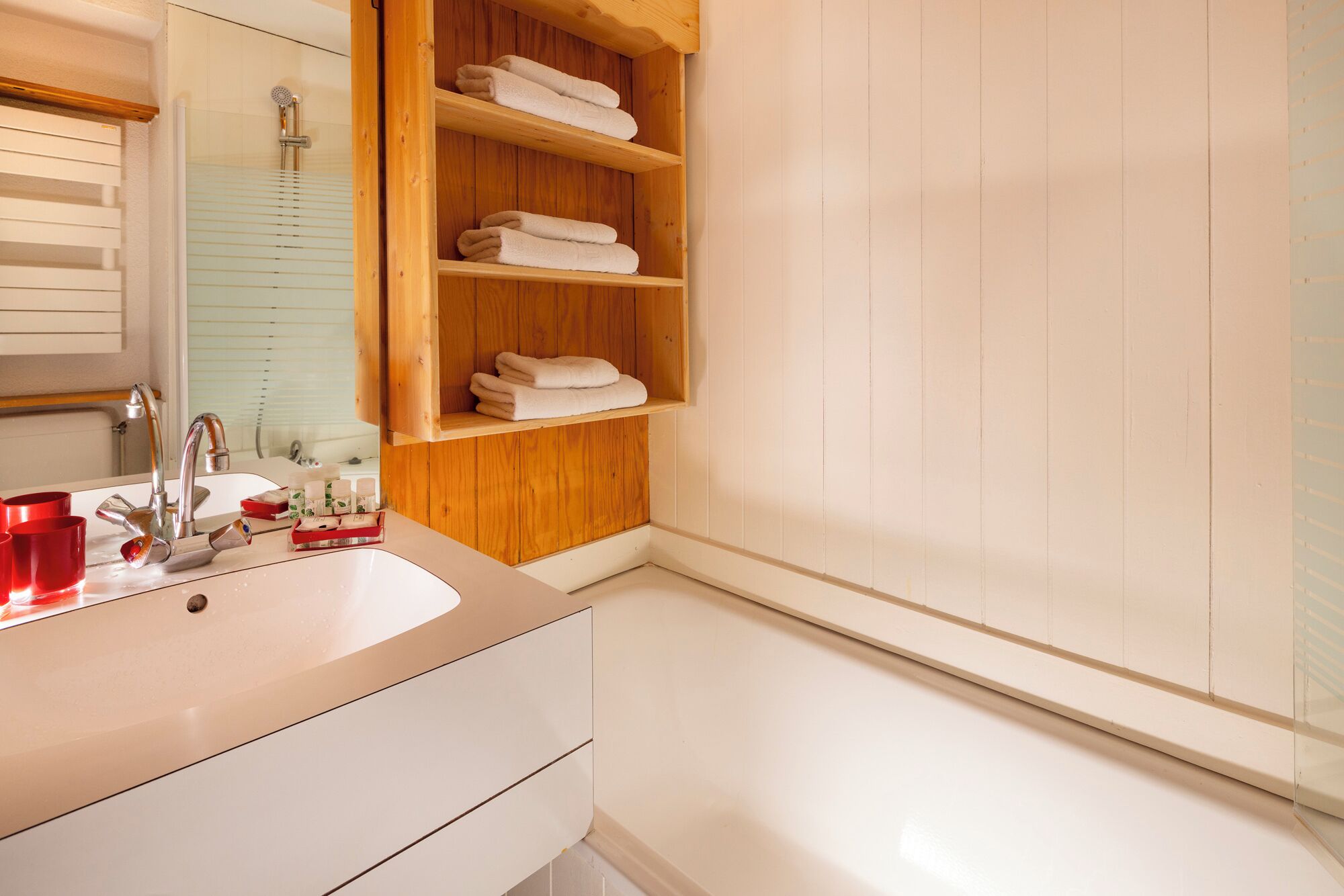 combined shower/bathtub, eco-friendly toiletries, hair dryer, towels