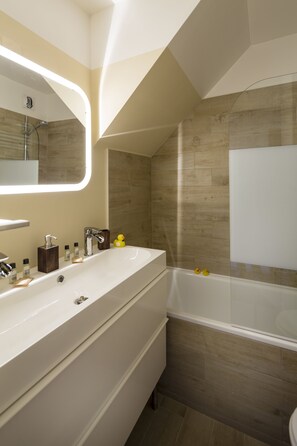 Combined shower/bathtub, eco-friendly toiletries, hair dryer, towels