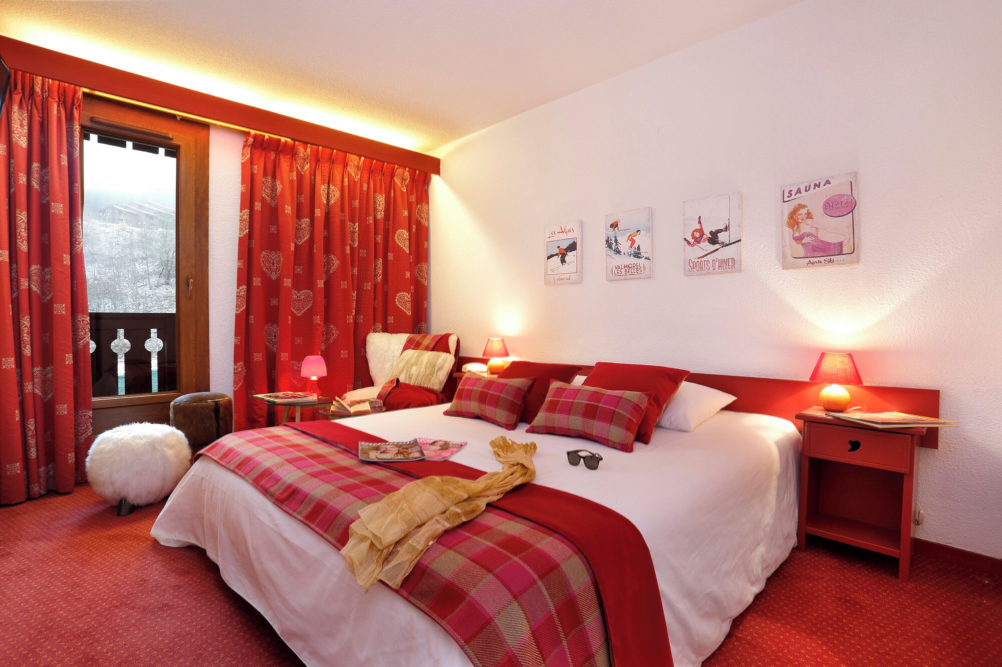 Coffres-forts dans les chambres, décoration personnalisée, bureau