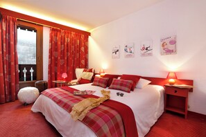 Brankas, didekorasi berbeda-beda, dan meja kerja