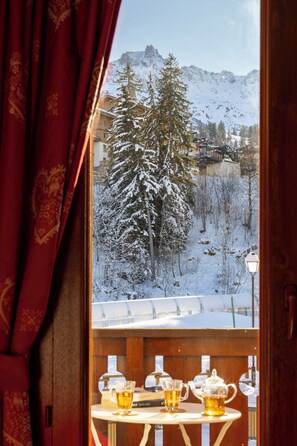 Phòng tiện nghi đơn giản, ban công | Két bảo mật tại phòng, trang trí khác biệt, bàn, màn/rèm cản sáng 