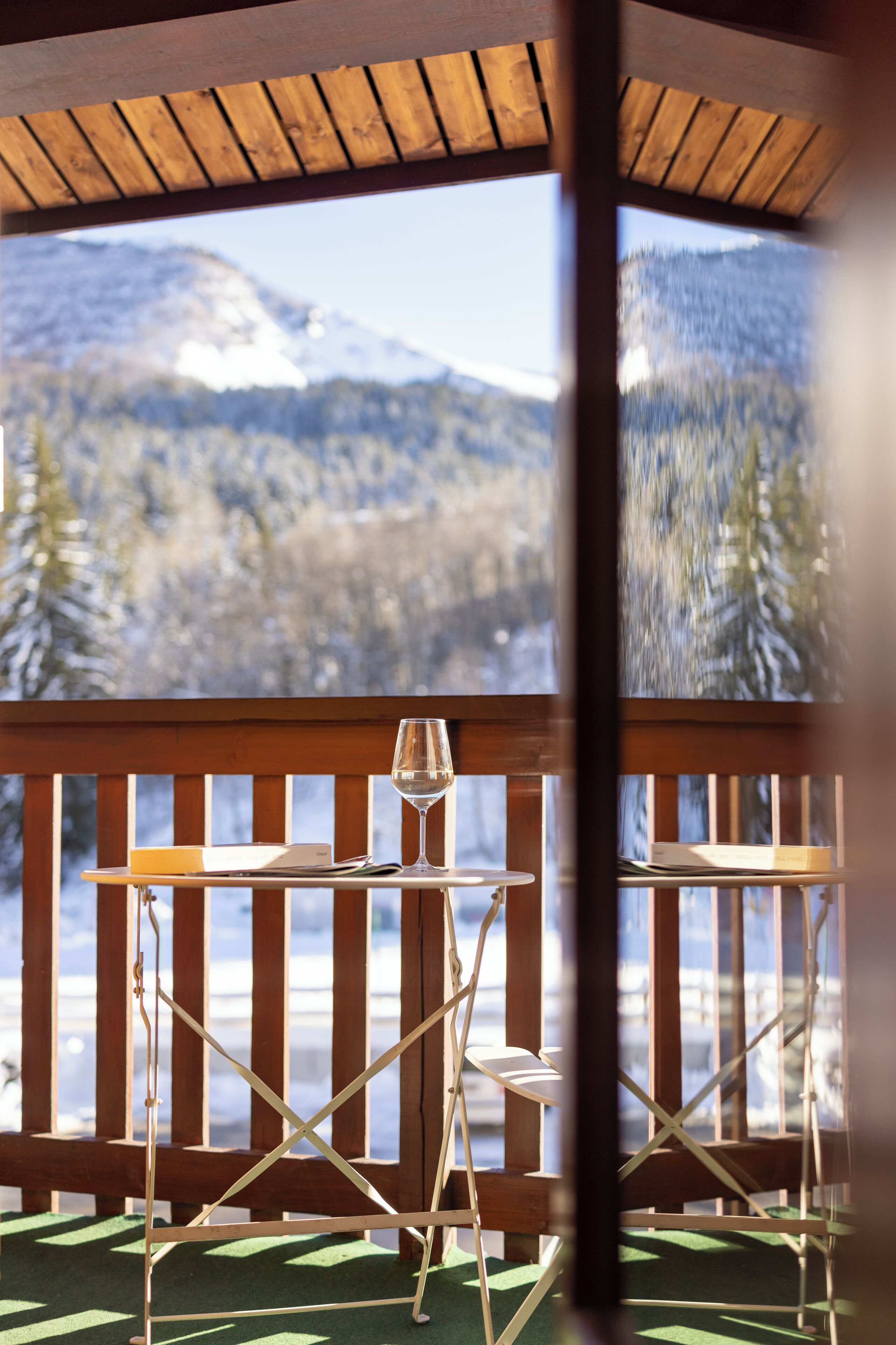 Een kluis op de kamer, individueel gedecoreerd, een bureau