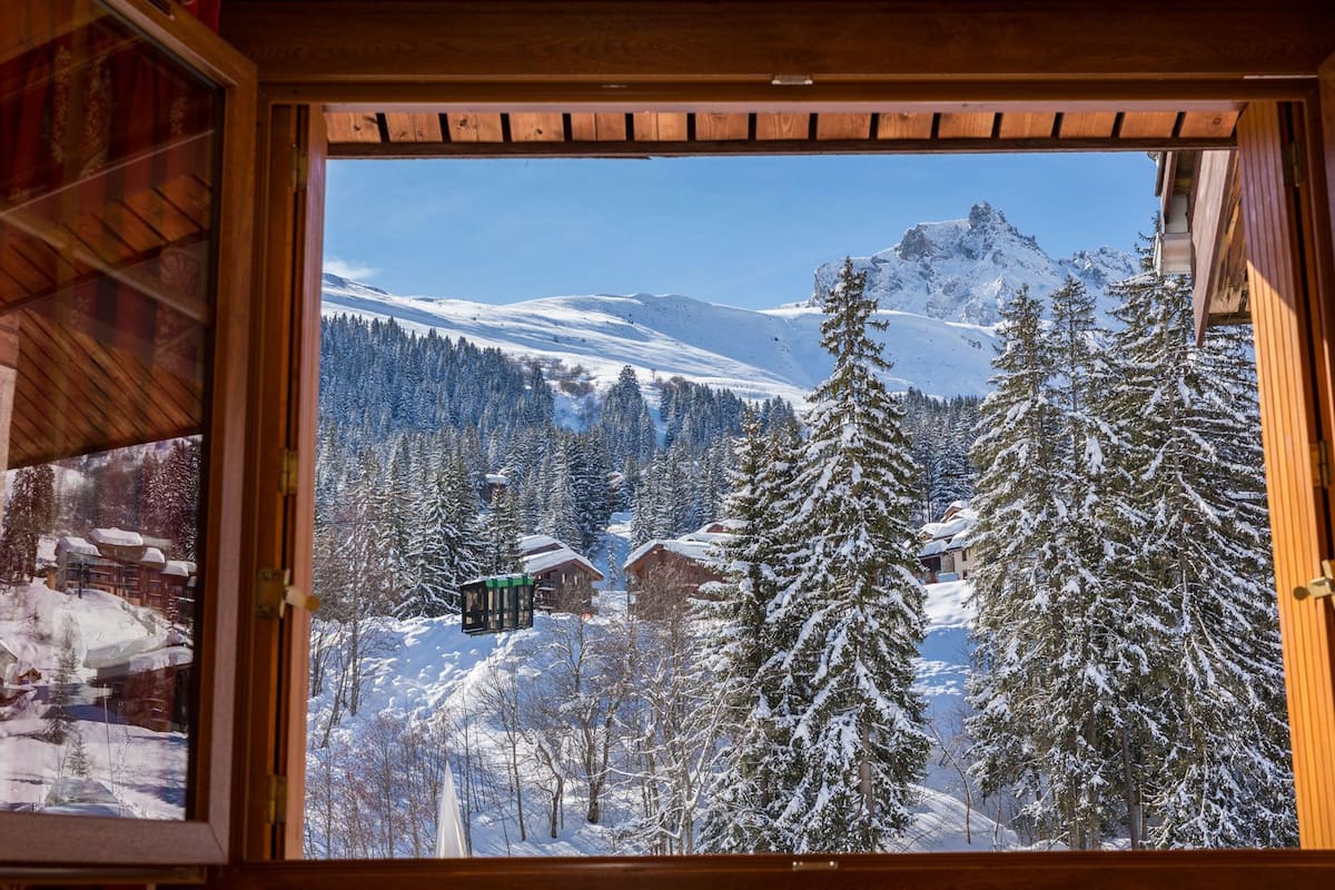 family room, balcony | exterior