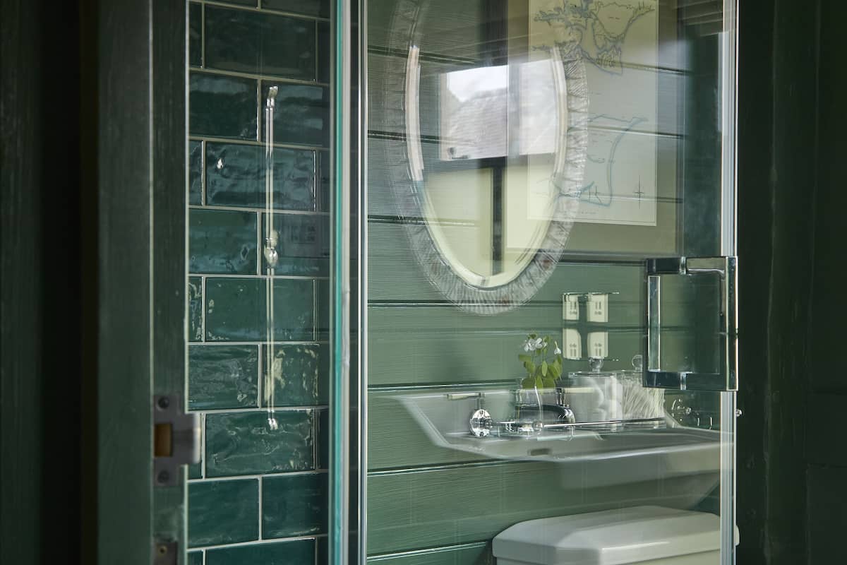 combined shower/bathtub, deep-soaking bathtub, rainfall showerhead