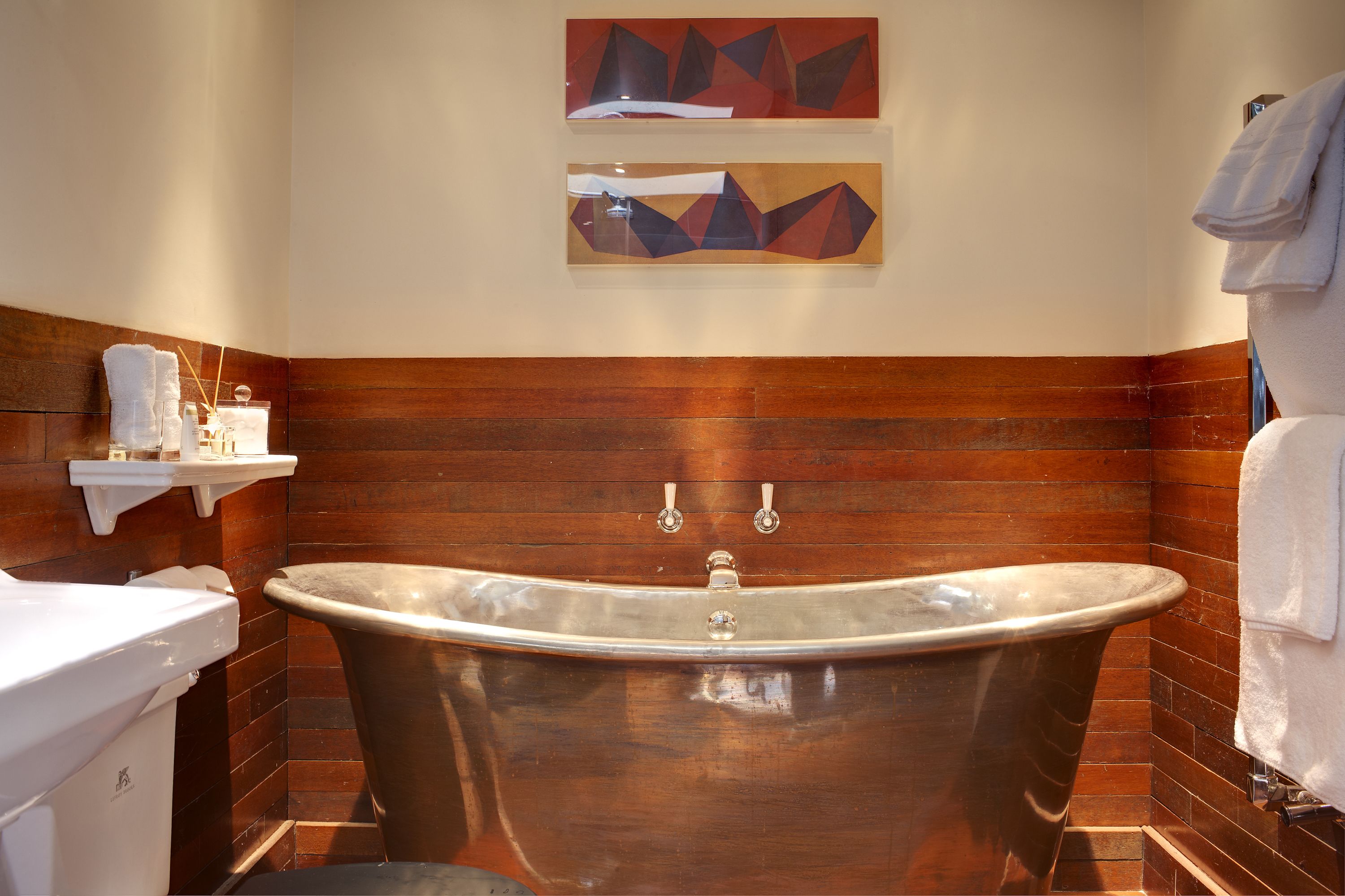 luxury double or twin room | bathroom | combined shower/bathtub, deep-soaking bathtub, rainfall showerhead