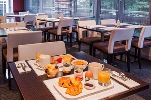 Se ofrece un desayuno bufé todos los días (por un coste adicional)