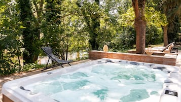 Bain à remous extérieur