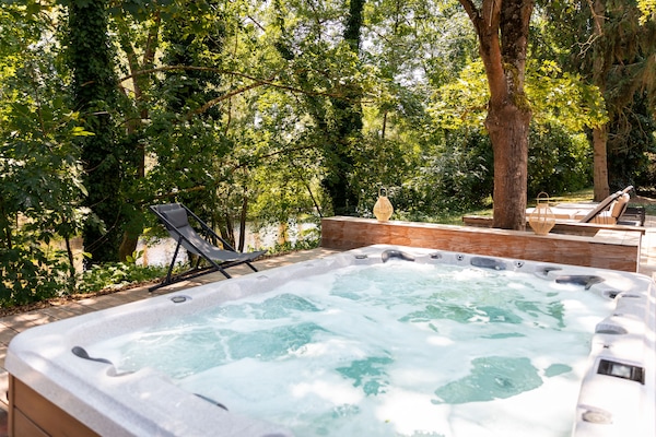 Outdoor spa tub