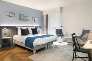 Caja fuerte, escritorio, cortinas opacas y sistema de insonorización