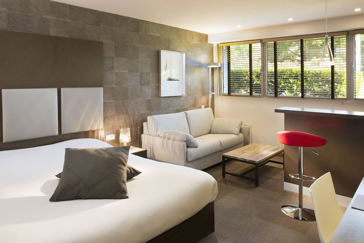 apartment | 1 bedroom, in-room safe, desk, blackout curtains