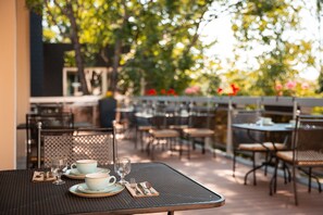 Lunch and dinner served, garden views  - Hôtel Diana Restaurant & Spa by Happyculture (Molsheim)