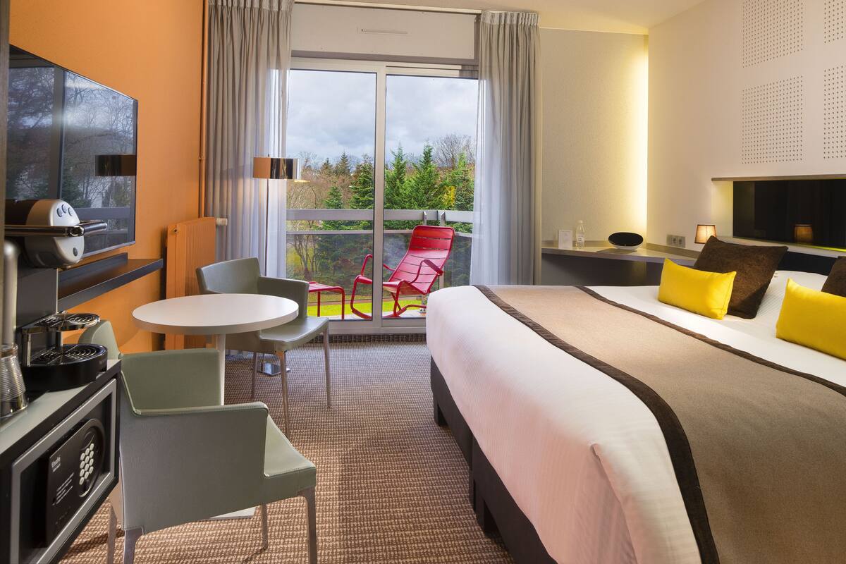 superior room | 1 bedroom, in-room safe, desk, blackout curtains