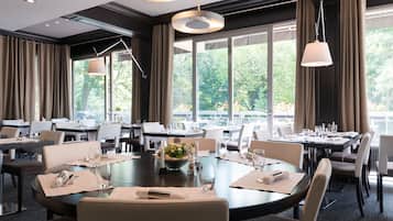 Déjeuner et dßner servis sur place, vue sur le jardin