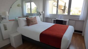 Desk, blackout drapes, soundproofing, cribs/infant beds