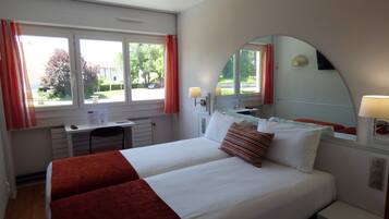 Una scrivania, tende oscuranti, insonorizzazione