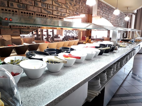 Se sirven desayunos, almuerzos y cenas; cocina local