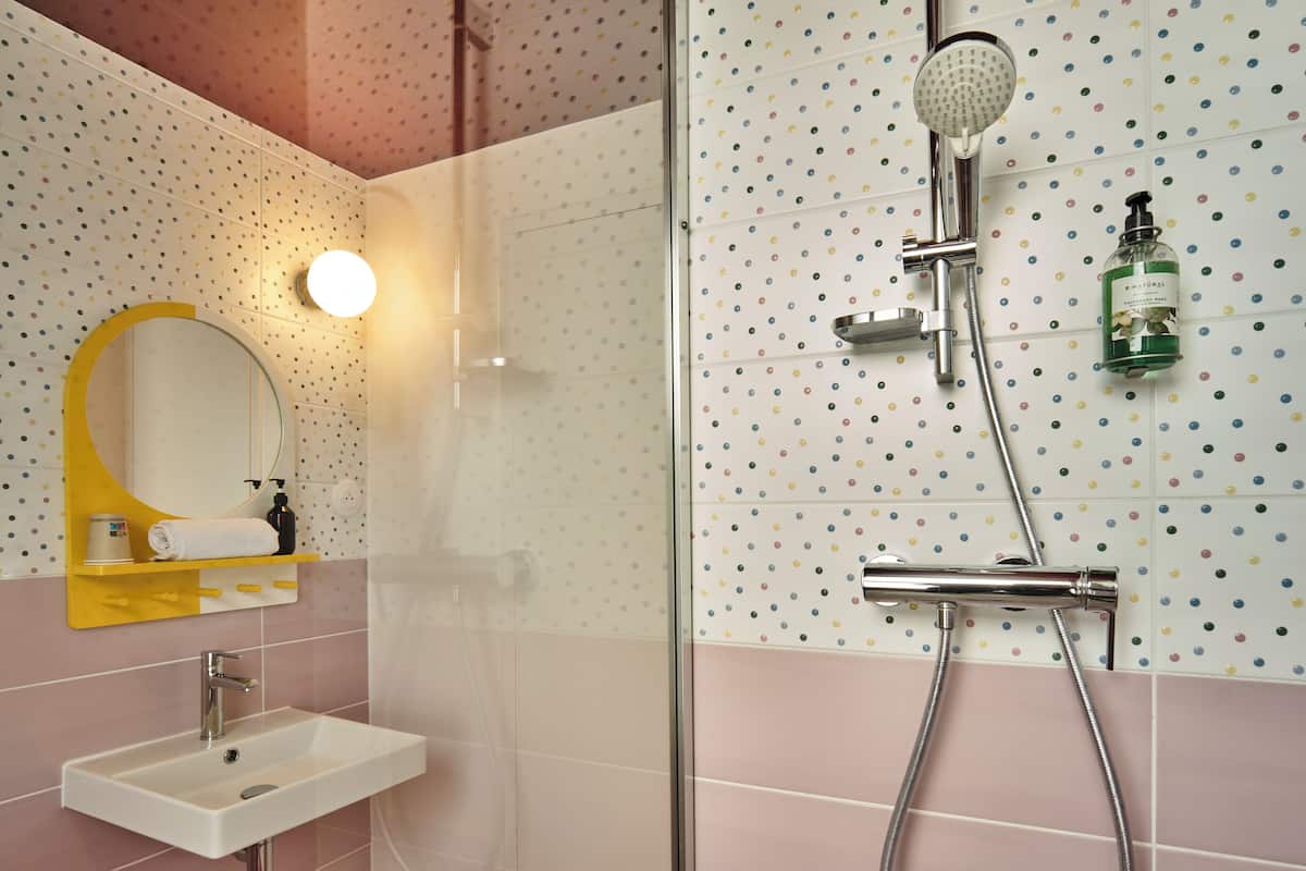 triple room | bathroom | shower, hair dryer, towels, soap