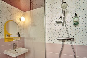 Triple Room | Bathroom | Shower, hair dryer, towels, soap - The Originals City, Hôtel Artyster, Le Mans Centre (Le Mans)