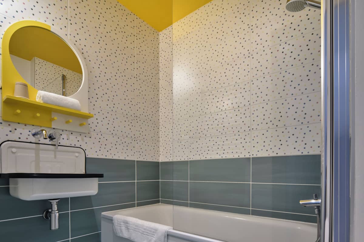 double room (arty) | bathroom | shower, hair dryer, towels, soap