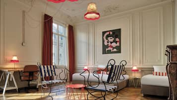 Chambre Lounge | Surmatelas, bureau, rideaux occultants, chambres insonorisées