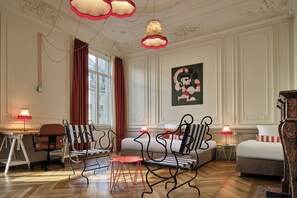 三人房 | 加厚床垫、办公桌、遮光窗帘、隔音