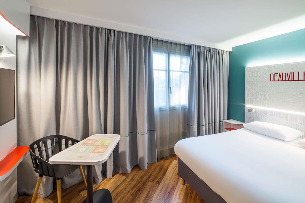 Cofres nos quartos, cortinas blackout, quartos à prova de som
