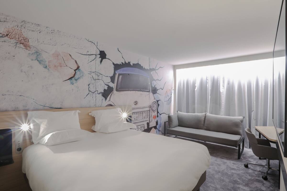 executive room | minibar, desk, blackout curtains, soundproofing