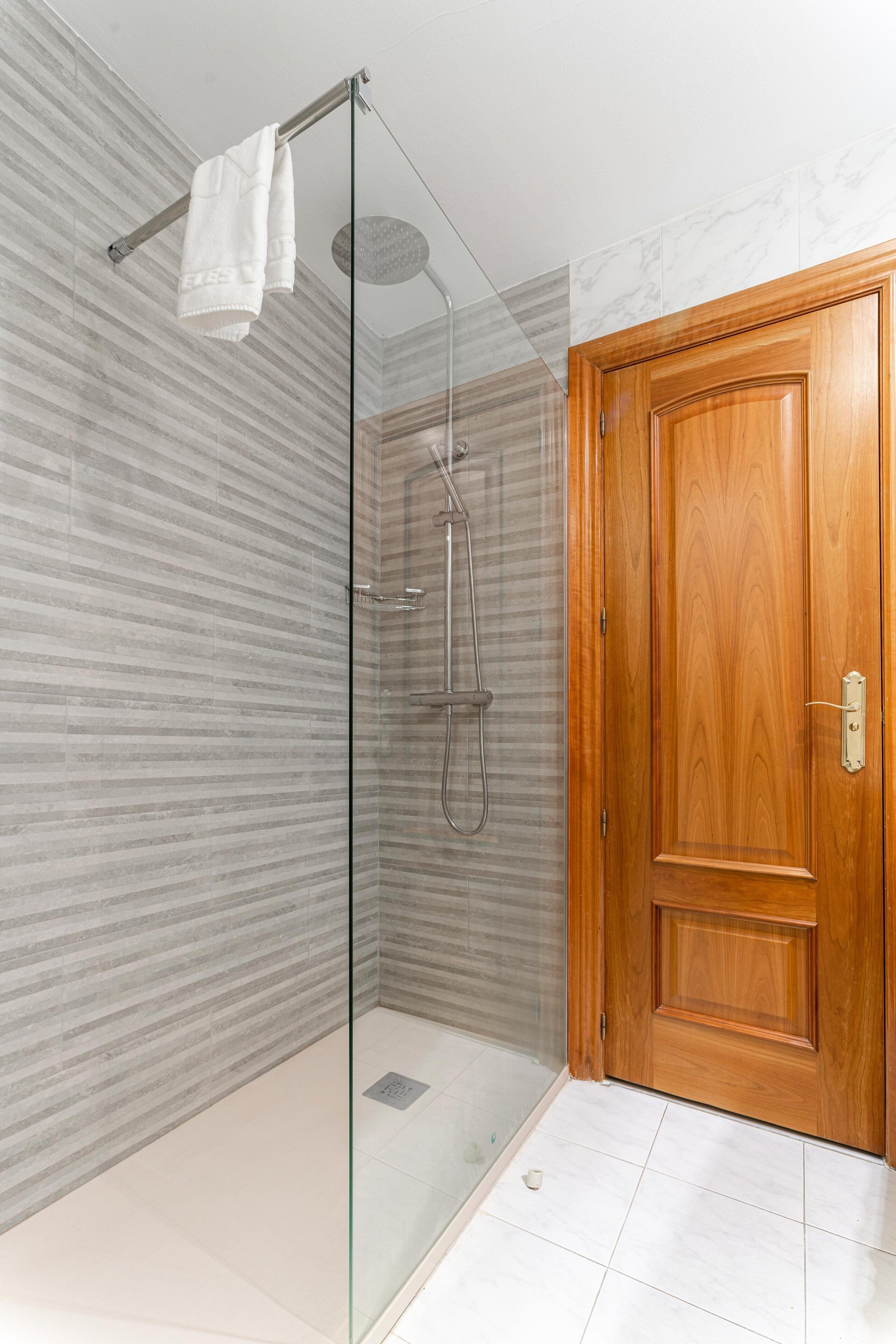 double room | bathroom | combined shower/bathtub, free toiletries, bidet, towels