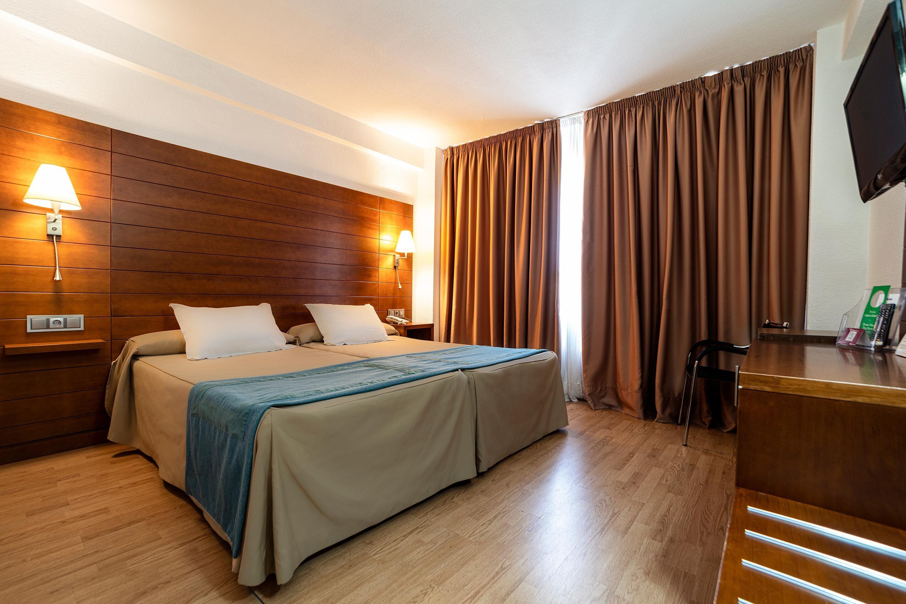 double room | minibar, in-room safe, desk, cots/infant beds