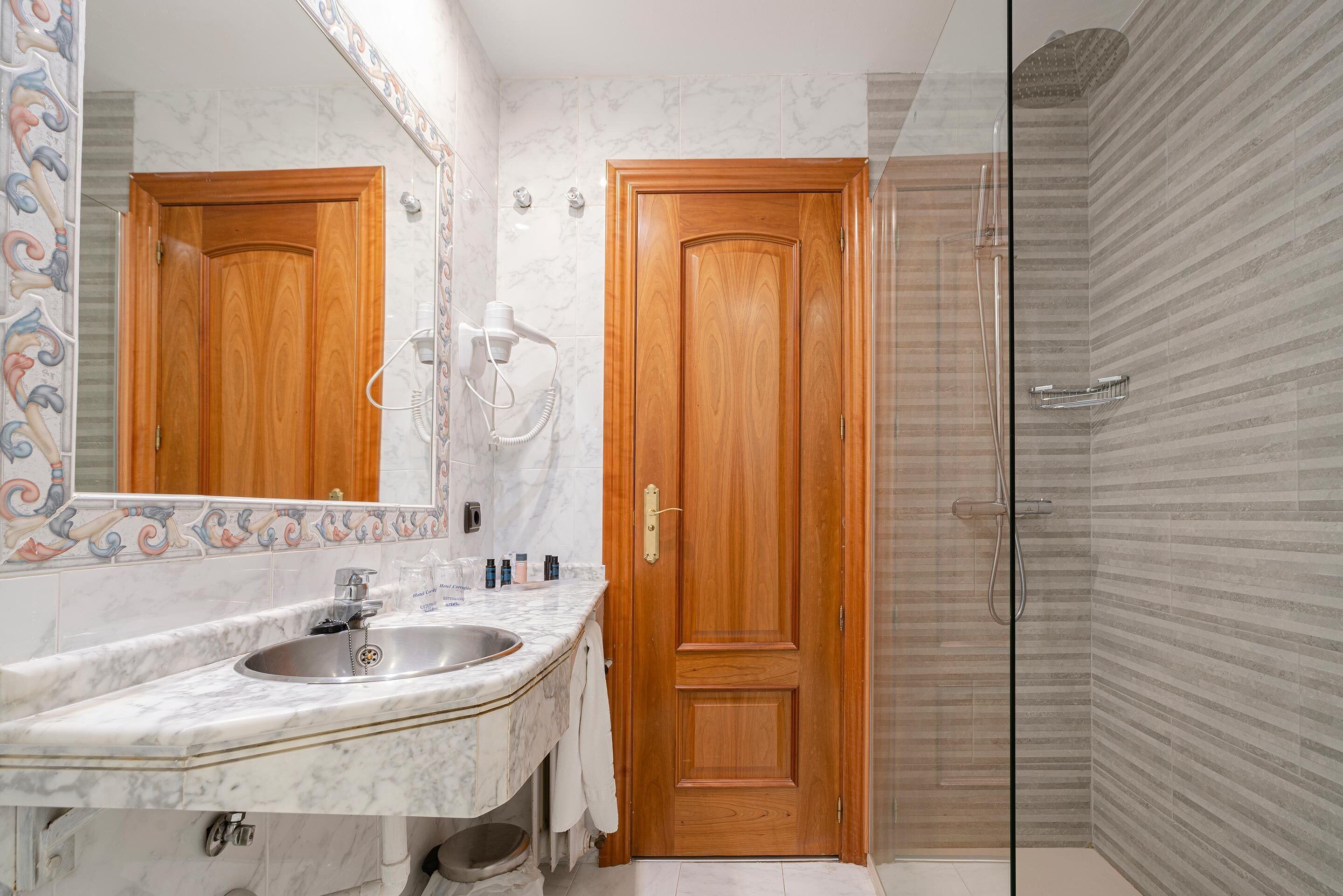 double room | bathroom | combined shower/bathtub, free toiletries, bidet, towels