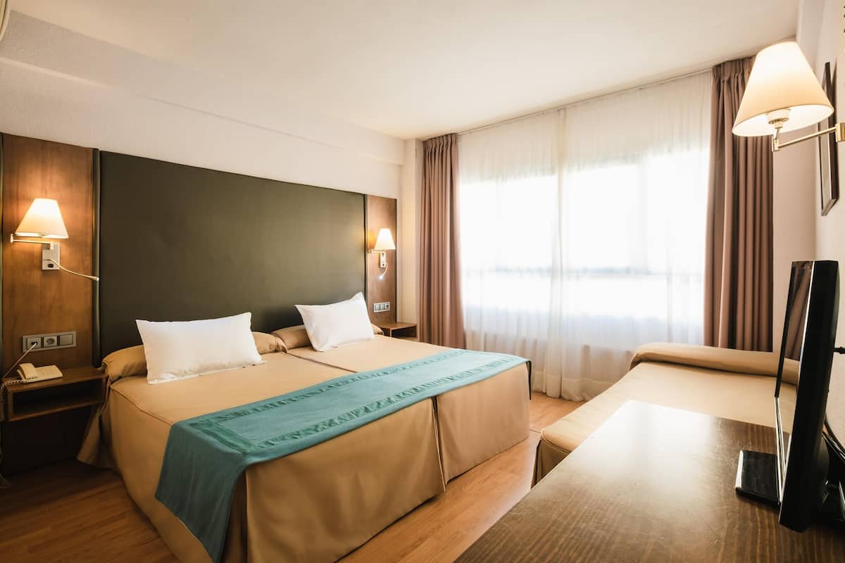 Minibar, caja de seguridad en la habitación, escritorio y cunas